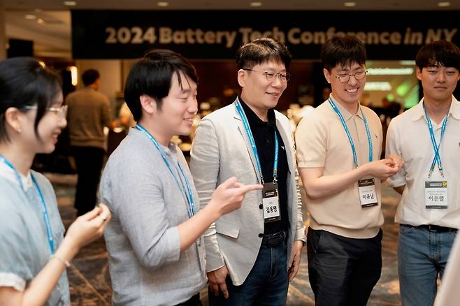 김동명 LG에너지솔루션 사장(왼쪽 세번째)이 지난 25일(현지시간) 미국 뉴욕에서 열린 배터리 테크 컨퍼런스에서 이야기를 나누고 있다. <LG에너지솔루션>