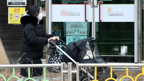 한 어린이집 앞을 유모차를 끈 시민이 지나고 있다. (출처=매경DB)