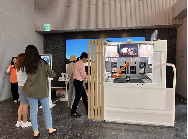 갤러리아 광교 정문 팝업 공간에 마련된 바리스타 로봇 카페. /사진제공=한화갤러리아