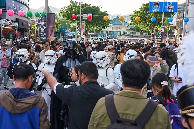 4일 오후 부산 해운대 구남로에서 디즈니코리아가 ‘스타워즈데이’를 기념해 열린 행사에서 스타워즈 팬클럽인 '501군단'이 영화 캐릭터와 같은 복장을 입고 행진하고 있다. [디즈니 코리아 제공]