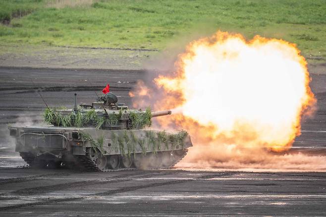 일본 육상자위대 탱크가 26일 히가시후지(東富士) 연습장에서 실탄 화력 훈련을 진행하고 있다. [AFP]