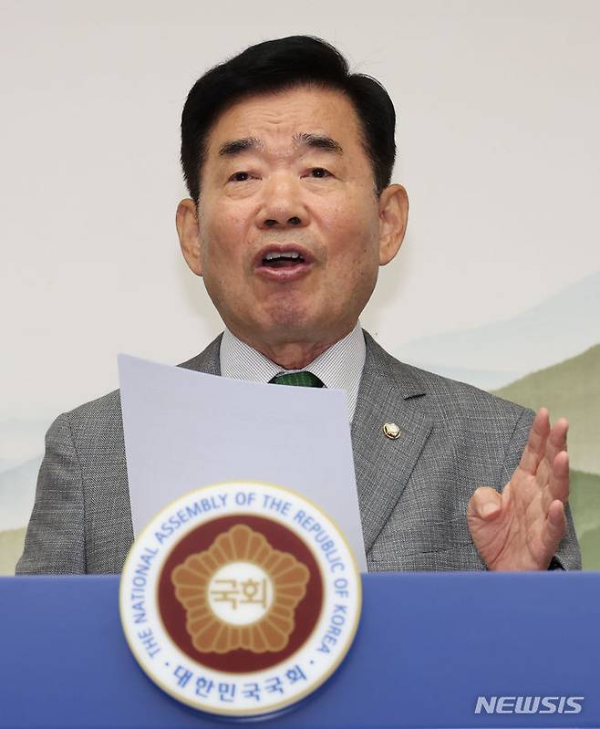 [서울=뉴시스] 권창회 기자 = 김진표 국회의장이 26일 오전 서울 여의도 국회 국회의장 집무실에서 연금개혁 관련 기자간담회를 하고 있다. 2024.05.26. kch0523@newsis.com