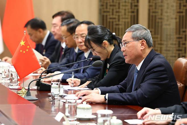 [서울=뉴시스] 전신 기자 = 리창 중국 국무원 총리가 26일 서울 용산 대통령실 청사에서 윤석열 대통령과 회담을 하고 있다. 2024.05.26. photo1006@newsis.com