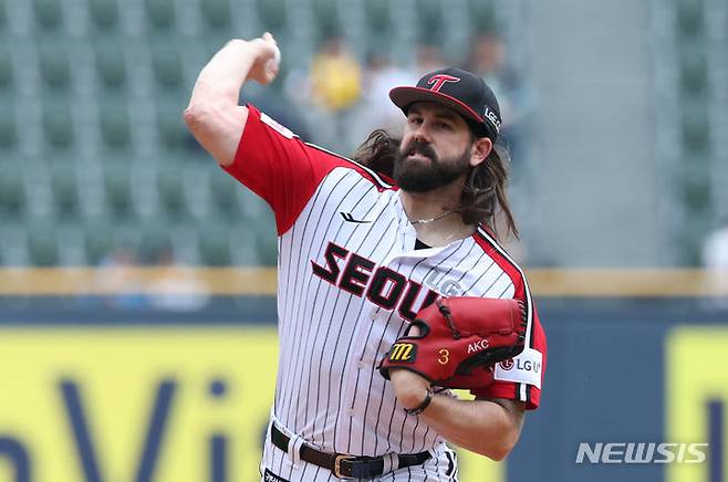 [서울=뉴시스] 황준선 기자 = 26일 오후 서울 송파구 잠실야구장에서 열린 프로야구 2024 KBO리그 NC 다이노스와 LG 트윈스의 경기, LG 선발투수 켈리가 공을 던지고 있다. 2024.05.26. hwang@newsis.com