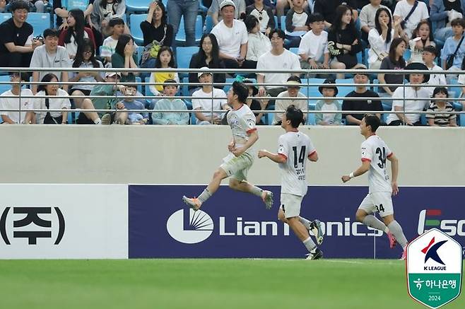 [서울=뉴시스] 프로축구 K리그1 강원FC의 황문기가 26일 오후 4시30분 DGB대구은행파크에서 열린 '하나은행 K리그1 2024' 14라운드 인천과의 원정 경기에서 결승골을 넣은 뒤 환호하고 있다. (사진=한국프로축구연맹 제공) 2024.05.26. *재판매 및 DB 금지