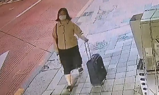 정유정이 시신을 담을 여행용 가방을 끌며 피해자의 집으로 향하는 모습. KBS 제공