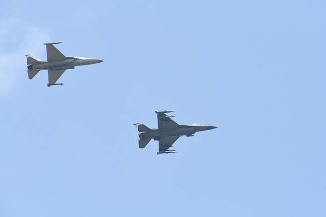 필리핀 공군 FA-50 경전투기와 미 공군 F-16 전투기가 함께 비행하고 있다. 미 공군 제공