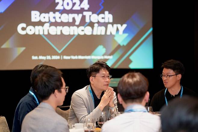 김동명 LG에너지솔루션 사장을 비롯한 주요 경영진들이 25일(현지시간) 미국 뉴욕 타임스퀘어에 위치한 메리어트 마르퀴스 호텔에서 열린 글로벌 우수 인재 채용 행사 ‘BTC(Battery Tech Conference)’에서 참석자들과 대화를 나누고 있다.   LG에너지솔루션 제공
