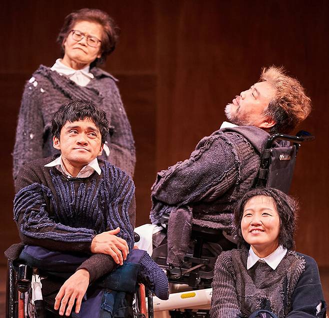 2019년 초연 당시 중증장애인 배우가 출연하고 호평을 받았던 연극 ‘인정투쟁; 예술가 편’의 한 장면. 두산아트센터 제공