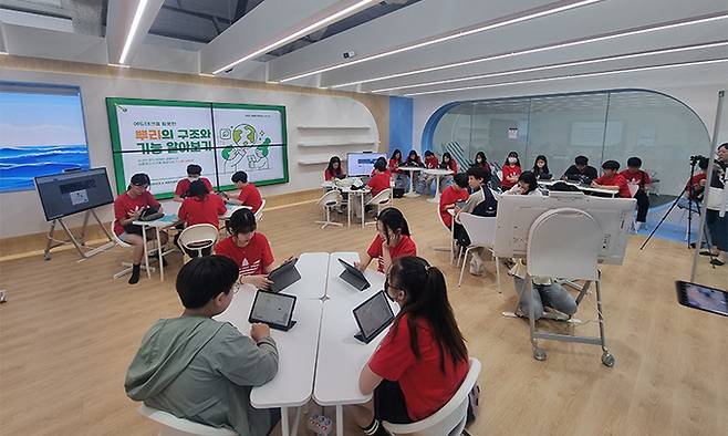 박람회장에 구축된 미래교실에서 사전 수업을 받고 있는 학생들. 전남도교육청 제공