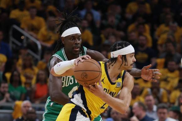 NBA 인디애나의 가드 앤드류 넴하드(오른쪽)가 26일 보스턴과의 동부 콘퍼런스 결승 3차전에서 공을 따내고 있다. 인디애나폴리스 USA 투데이 스포츠 연합뉴스