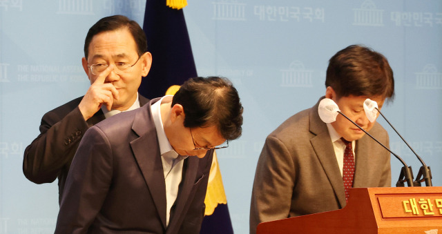 주호영 국회 연금개혁특별위원장(왼쪽 첫번째)과 유경준(왼쪽 세번째) 국민의힘, 김성주 더불어민주당 여야 간사가 7일 오후 국회 소통관에서 연금개혁특별위원회 종료 및 출장 취소 등과 관련해 입장을 밝힌 뒤 인사하고 있다. 연합뉴스