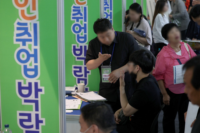 22일 대구 달서구 용산동 대구직업능력개발원 실내체육관에서 열린 '2024 대구 장애인 취업박람회'에서 구직자들이 현장면접 부스에서 면접을 보고 있다. 연합뉴스