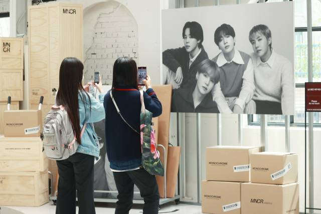 서울 성동구에 문을 연 그룹 방탄소년단(BTS)의 팝업스토어 'BTS 팝업 : 모노크롬'을 찾은 해외팬들이 사진을 찍고 있다. /연합뉴스