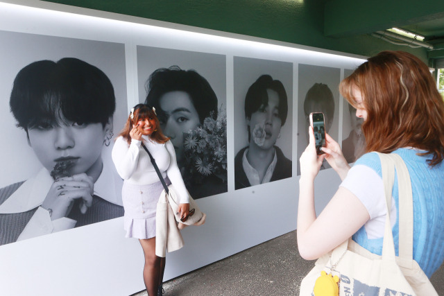 서울 성동구에 문을 연 그룹 방탄소년단(BTS)의 팝업스토어 'BTS 팝업 : 모노크롬'을 찾은 해외팬들이 기념사진을 찍고 있다. 연합뉴스