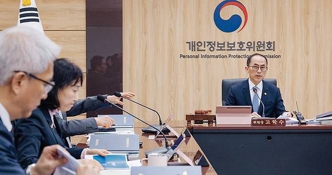 개인정보보호위원회는 카카오톡에 역대 최고액의 과징금을 부과했다.[사진=뉴시스]