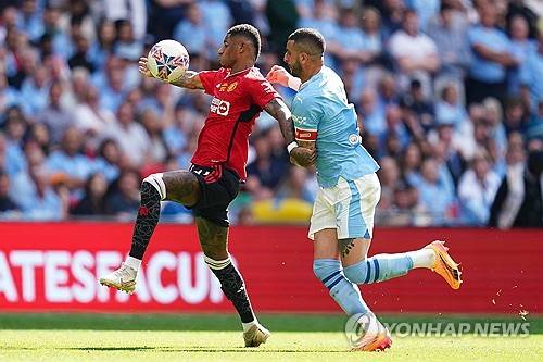 맨체스터 유나이티드는 25일 영국 런던에 위치한 웸블리 스타디움에서 열린 맨체스터 시티와의 잉글랜드 FA컵 결승전에서 승리하면서 우승을 차지했다. 이번 우승으로 맨유는 8년 만에 통산 13번째 FA컵 우승을 달성했고 지난 시즌 카라바오컵 우승에 이어 2년 연속 유관으로 시즌을 마쳤다. 또 FA컵에서 우승하면서 리그 8위를 차지했음에도 다음 시즌 UEFA 유로파리그에 진출할 수 있게 됐다. 맨유가 유로파리그로 향하면서 6위 첼시는 유로파 콘퍼런스리그에 나가고 7위 뉴캐슬 유나이티드는 유럽대항전 진출이 좌절됐다. 연합뉴스