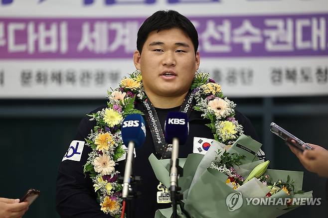 인터뷰하는 유도 김민종 (영종도=연합뉴스) 윤동진 기자 = 2024 국제유도연맹(IJF) 세계유도선수권대회 남자 100㎏ 이상급에서 금메달을 획득한 남자 유도 최중량급 간판 김민종(양평군청)이 26일 인천국제공항 1터미널을 통해 귀국 후 인터뷰를 하고 있다. 세계선수권대회 남자 최중량급에서 한국 선수가 금메달을 딴 건 1985년 조용철 현 대한유도회장 이후 무려 39년 만이다. 2024.5.26 mon@yna.co.kr