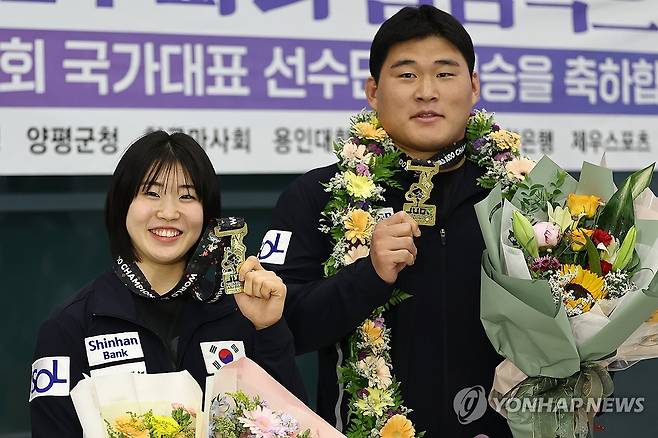 금메달 들어 보이는 ‘유도 김민종, 허미미’ (영종도=연합뉴스) 윤동진 기자 = 2024 국제유도연맹(IJF) 세계유도선수권대회 남자 100㎏ 이상급과 여자 57㎏급에서 금메달을 획득한 남자 유도 최중량급 간판 김민종(양평군청, 오른쪽)과 여자 유도 간판 허미미(경북체육회)가 26일 인천국제공항 1터미널을 통해 입국 후 메달을 들어 보이고 있다. 2024.5.26 mon@yna.co.kr