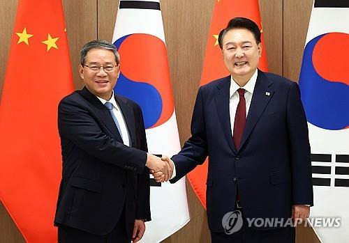 악수하는 윤석열 대통령과 리창 중국 국무원 총리      (서울=연합뉴스) 진성철 기자 = 윤석열 대통령과 리창 중국 국무원 총리가 26일 서울 용산 대통령실에서 열린 회담에서 악수하고 있다. 2024.5.26 [대통령실통신사진기자단]
    zjin@yna.co.kr
(끝)