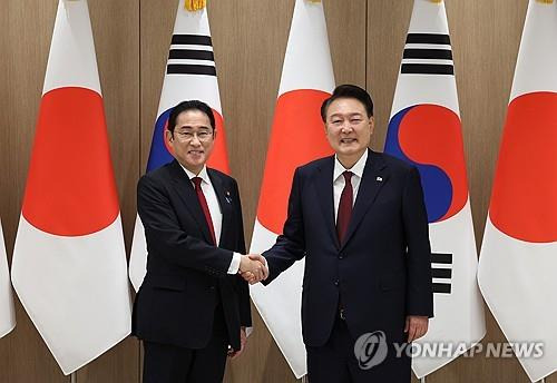 윤석열 대통령, 기시다 총리와 한일 정상회담 악수      (서울=연합뉴스) 진성철 기자 = 윤석열 대통령이 26일 서울 용산 대통령실에서 열린 한일 정상회담에서 기시다 후미오 일본 총리와 악수하고 있다. 2024.5.26 
    zjin@yna.co.kr
(끝)