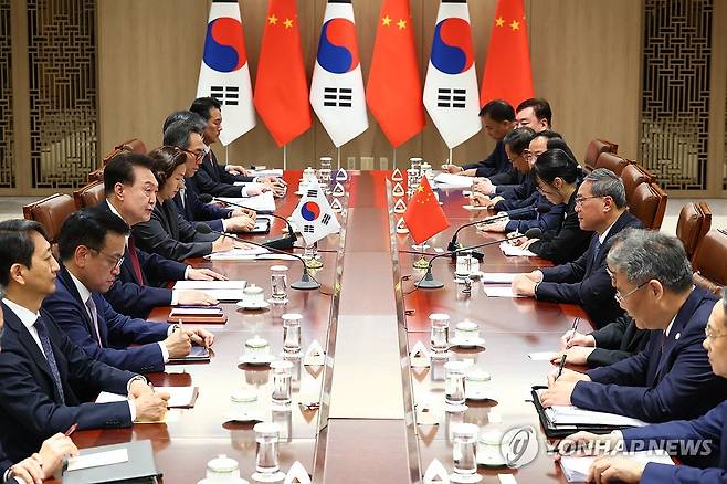 윤석열 대통령, 리창 중국 총리와 회담 (서울=연합뉴스) 진성철 기자 = 윤석열 대통령이 26일 서울 용산 대통령실에서 리창 중국 국무원 총리와 회담하고 있다. 2024.5.26 [대통령실통신사진기자단] zjin@yna.co.kr