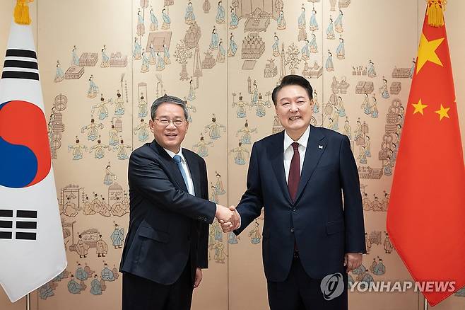 리창 중국 국무원 총리와 악수하는 윤석열 대통령 (서울=연합뉴스) 진성철 기자 = 윤석열 대통령이 26일 서울 용산 대통령실 청사에서 리창 중국 국무원 총리와 악수하고 있다. 2024.5.26 [대통령실 제공. 재판매 및 DB 금지] zjin@yna.co.kr