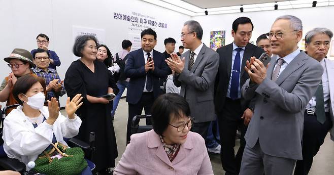 유인촌 문화체육관광부 장관이 24일 서울 서초구 예술의전당 한가람미술관 제4전시실에서 열린 아트마켓 ‘장애예술인의 아주 특별한 선물 展’ 개막식에서 전시 관람을 하고 있다. (문화체육관광부 제공).