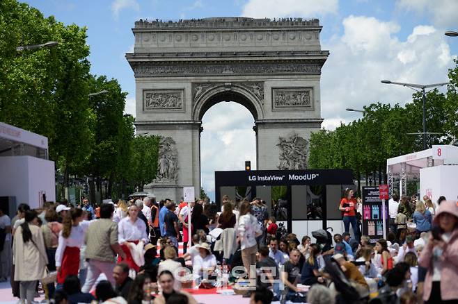 LG전자가 26일 파리의 랜드마크 샹젤리제 거리에서 혁신적인 무드업 냉장고의 프랑스 출시를 알리는 체험 행사를 개최했다.(사진=LG전자)