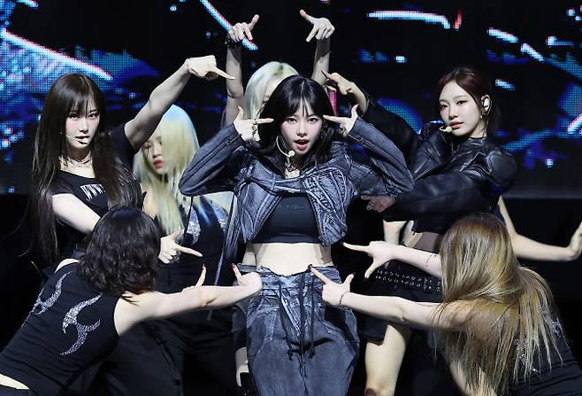 걸그룹 에스파의 카리나가 27일 오후 서울 용산구 한남동 블루스퀘어 마스터카드홀에서 열린 첫 정규앨범 ‘아마겟돈’ 발매 기념 쇼케이스에서 열정적인 무대를 펼치고 있다. (사진=뉴스1)