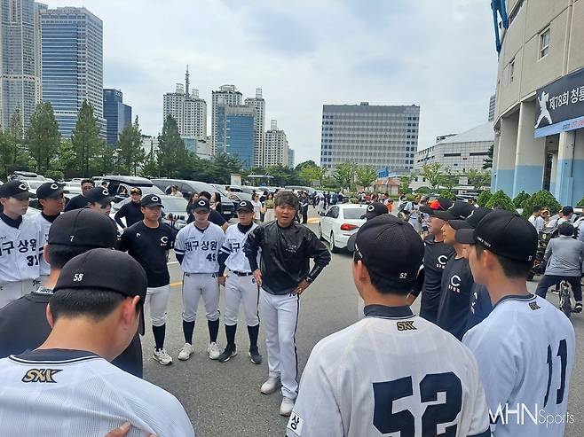 선수들에게 당부의 말을 전하는 대구상원고 김승관 감독