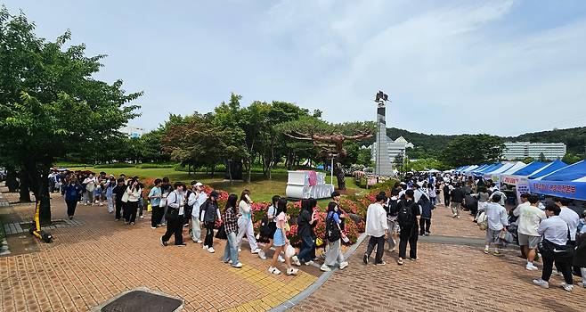 27일 오후 축제가 열리고 있는 광주시 조선대학교에서 뉴진스 공연을 앞두고 입장을 기다리는 인파가 길게 줄서 장사진을 치고 있다. 2024.5.27/뉴스1 ⓒ News1 서충섭 기자