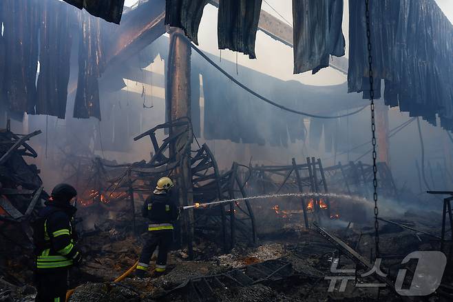 우크라이나 북동부 하르키우의 한 대형 상점이 러시아의 포격을 받아 파괴됐다. 2024.5.25 ⓒ 로이터=뉴스1 ⓒ News1 강민경 기자