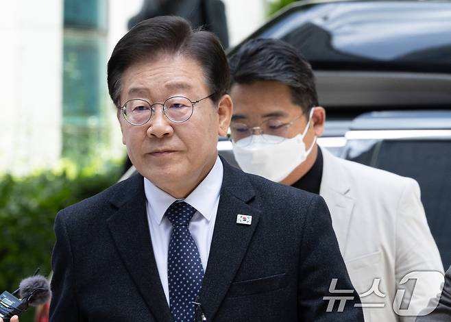 이재명 더불어민주당 대표가 27일 오후 서울 서초구 서울중앙지방법원에서 열린 위증교사 관련 공판에 출석하고 있다. 2024.5.27/뉴스1 ⓒ News1 이재명 기자