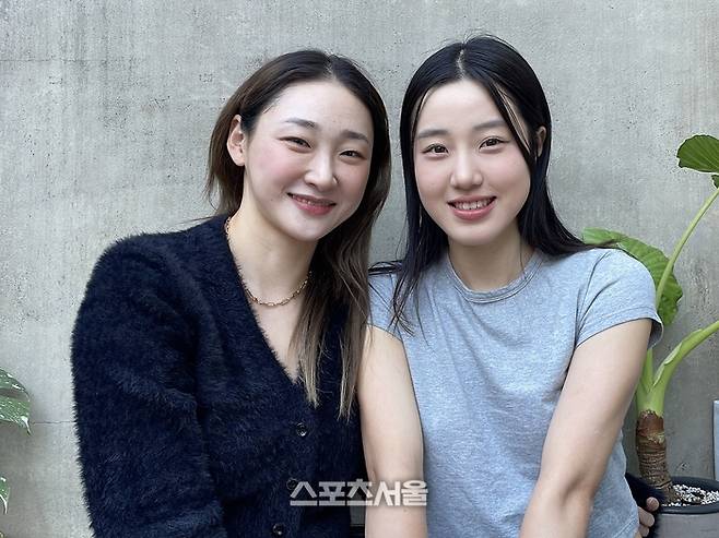 시은미(왼쪽)와 신지은이 지난 8일 서울 합정동 한 카페에서 스포츠서울과 만나 인터뷰한 뒤 포즈를 취하고 있다. 정다워기자