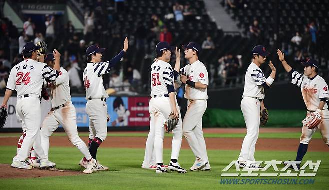 23일 부산 사직구장에서 열린 KIA와 롯데의 경기. 3연전을 스윕한 롯데 선수들이 승리를 자축하고 있다. 부산=정재근 기자 cjg@sportschosun.com/2024.5.23/