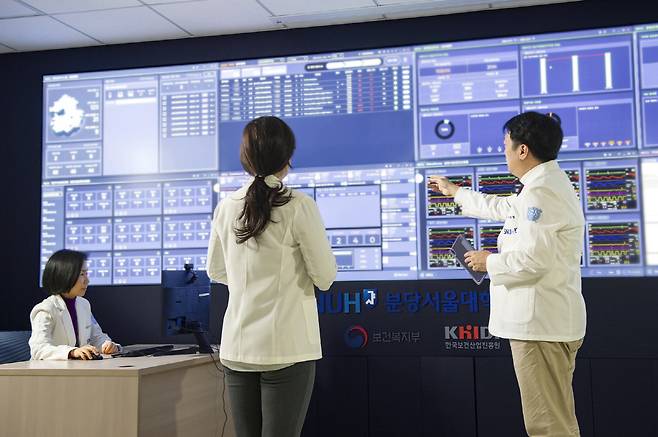 분당서울대병원 의료진이 통합관제센터에서 경기도의료원 중환자실 환자를 모니터링 하고 있다.
