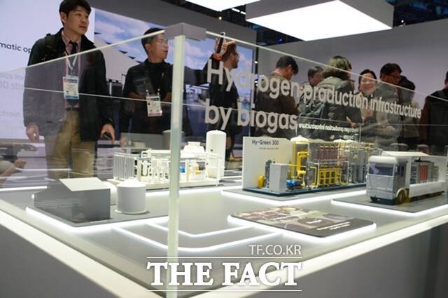 지난 1월 9일(현지 시간) 미국 라스베이거스 컨벤션센터(LVCC) 웨스트홀에서 개최된 '국제전자제품박람회 2024(CES 2024)' 현대차 전시관에 현대건설과 현대로템의 W2H 공정 실증 기술은 디오라마로 전시돼 있는 모습. 바이오가스를 수집하고 수소를 생산해 탄소를 포집하고, 수소충전소까지 운반하는 전반의 과정과 핵심 사항을 확인할 수 있다. /김태환 기자