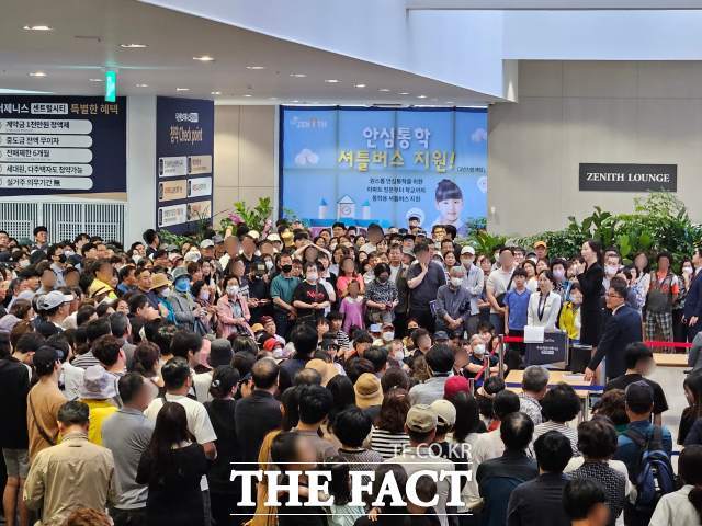 ‘두산위브더제니스 센트럴시티’ 모델하우스에 개관 첫 3일 동안 9800명이 방문해 인산인해를 이뤘다./두산건설