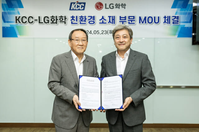 LG화학 이종구 부사장(오른쪽)과 KCC 김상훈 부사장이 업무협약식을 마치고 기념 촬영을 하고있다
