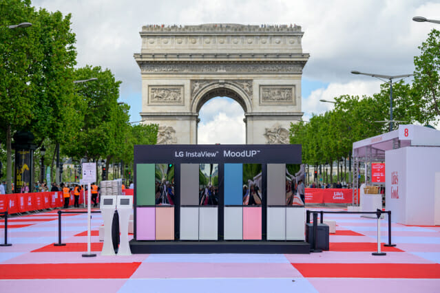 LG전자가 26일 파리의 랜드마크 샹젤리제 거리에서 혁신적인 무드업 냉장고의 프랑스 출시를 알리는 체험 행사를 개최했다(사진=LG전자)