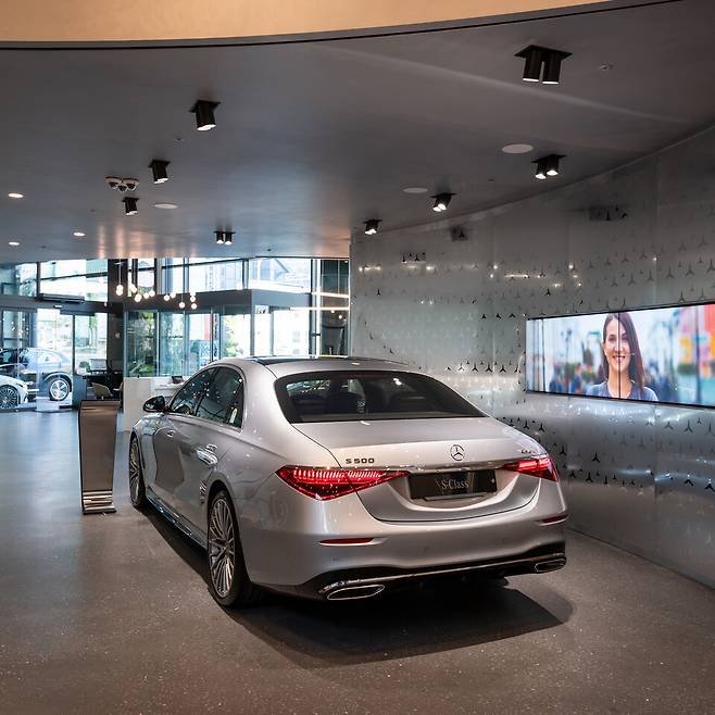 사진 : 1층에 전시돼 있는 '메르세데스-벤츠 S 500 4MATIC'