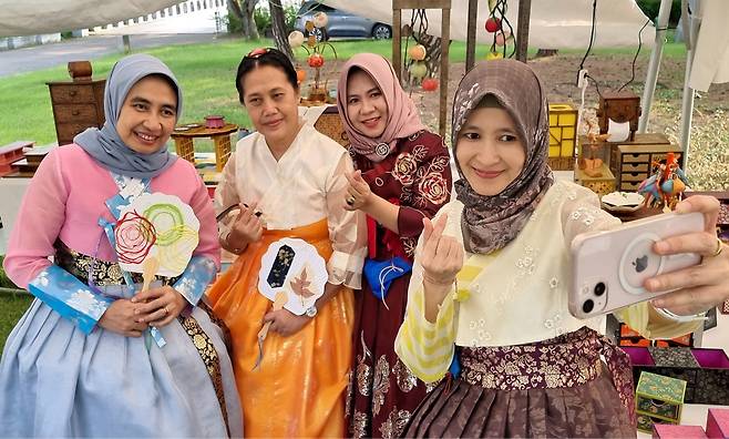 지난 22일 충남 천안 독립기념관을 찾은 인도네시아 관광객들이 한국전통문화를 체험하며 사진을 찍고 있다.  /신현종 기자