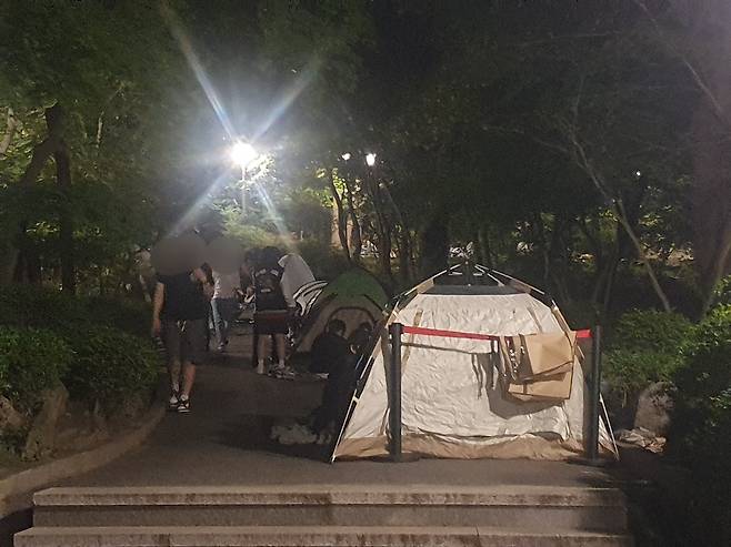 지난 22일 서울 동대문구 경희대 캠퍼스 내에서 학생들이 공연을 관람하기 위해 텐트를 치고 밤샘 노숙을 하고 있다. /강우석 기자