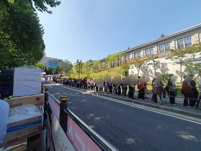 지난 23일 서울 성북구 고려대에서 학생들이 축제 공연장 입장을 위해 줄을 서고 있다. /강우석 기자