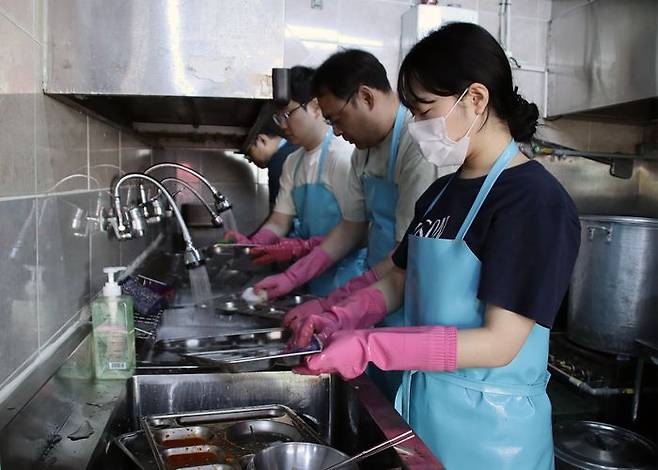 지난 24일 서울시 영등포구 소재 ‘토마스의 집’에서 마스턴투자운용 임직원들이 배식 봉사활동을 하고 있다. ⓒ마스턴투자운용