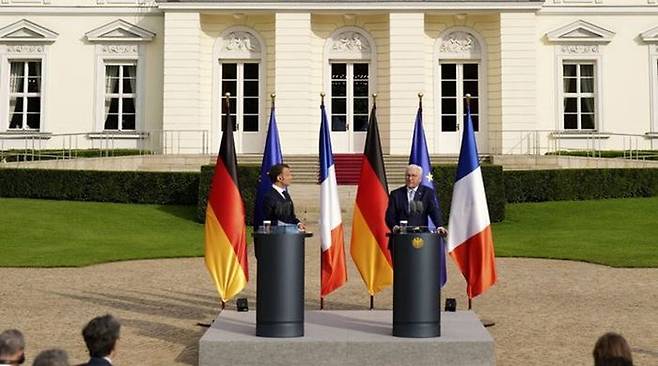 26일(현지시간) 독일을 국빈 방문한 에마뉘엘 마크롱(왼쪽) 프랑스 대통령과 프랑크 발터 슈타인마이어 독일 대통령이 베를린 벨뷔성에서 공동 기자회견을 하고 있다. ⓒAP/뉴시스