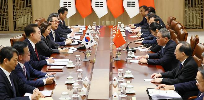 윤석열 대통령(왼쪽에서 세 번째)이 한중일 정상회의를 계기로 방한한 리창 중국 총리(윤 대통령 맞은편)와 양자 회담을 진행하고 
있다. 한중 양국은 이날 회담을 계기로 고위급 협의체인 ‘한중 외교안보대화’를 신설하기로 했다. 대통령실사진기자단