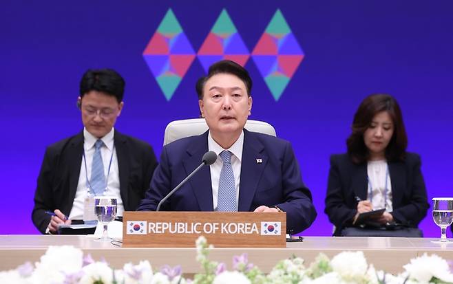 윤석열 대통령이 27일 청와대 영빈관에서 열린 제9차 한일중 정상회의에서 발언하고 있다. 연합뉴스