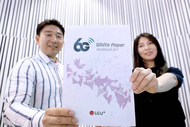 LG유플러스 직원들이 새로 발간된 6G 백서를 소개하고 있다. LG유플러스 제공
